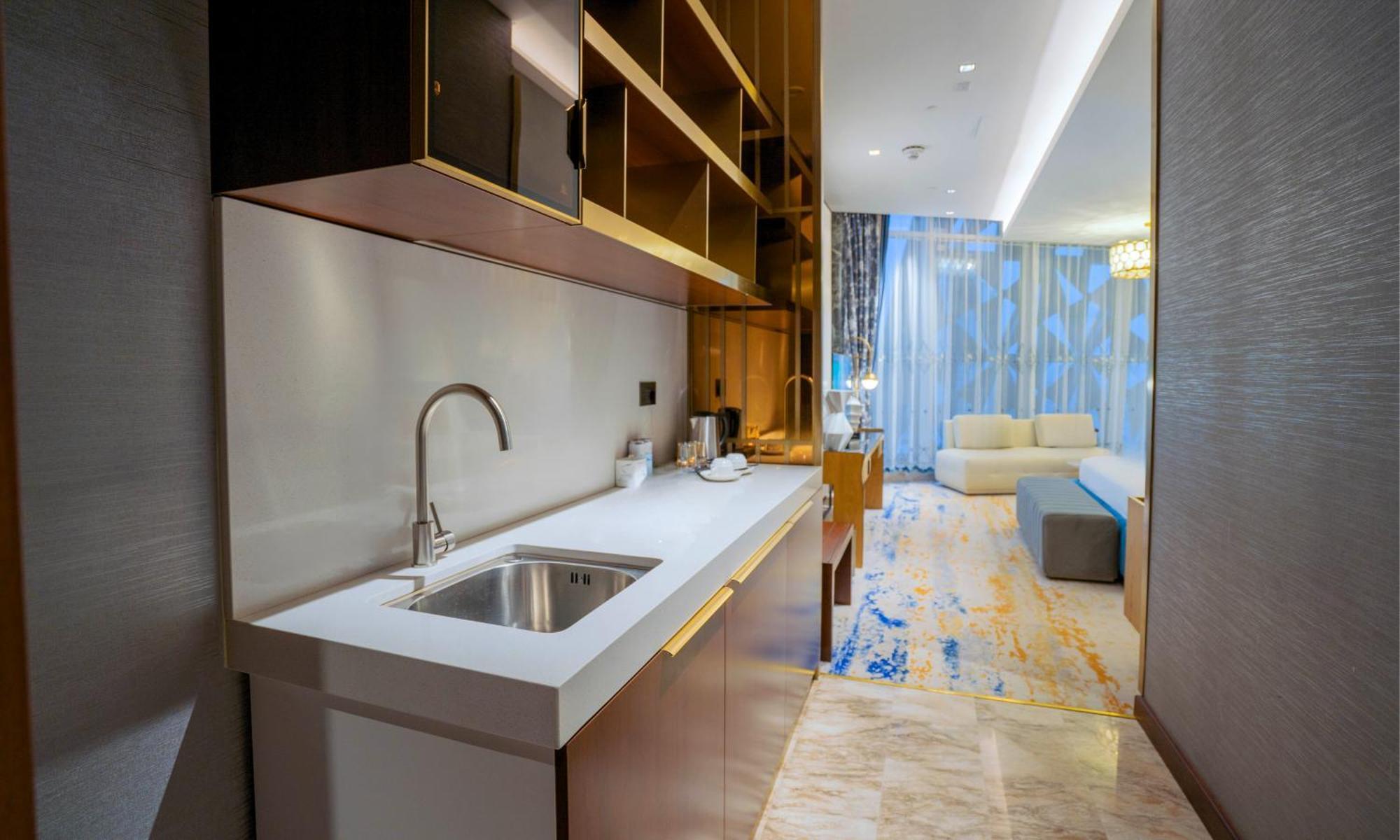Velero Hotel Doha Lusail 外观 照片 A kitchen in a hotel suite