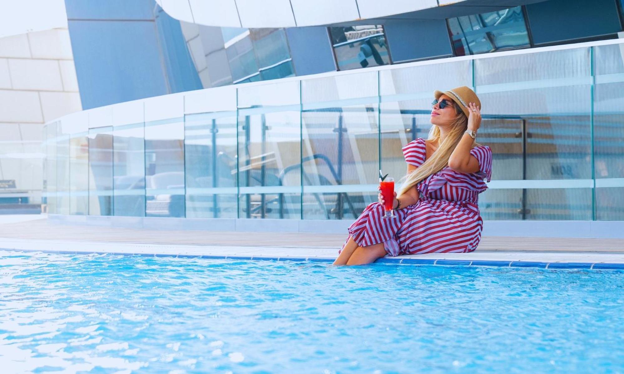 Velero Hotel Doha Lusail 外观 照片 A woman sunbathing