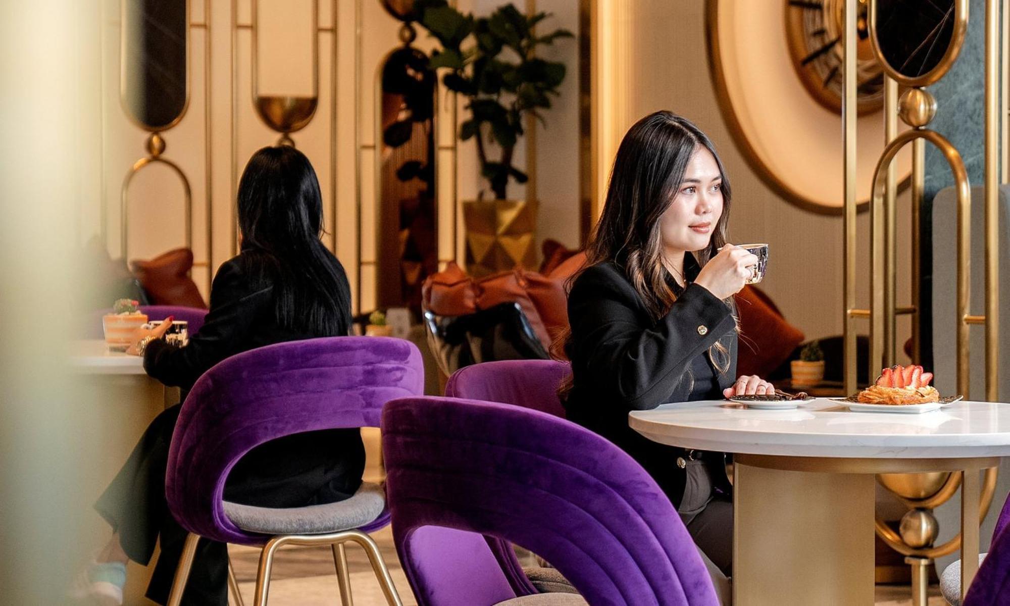 Velero Hotel Doha Lusail 外观 照片 A woman in a restaurant
